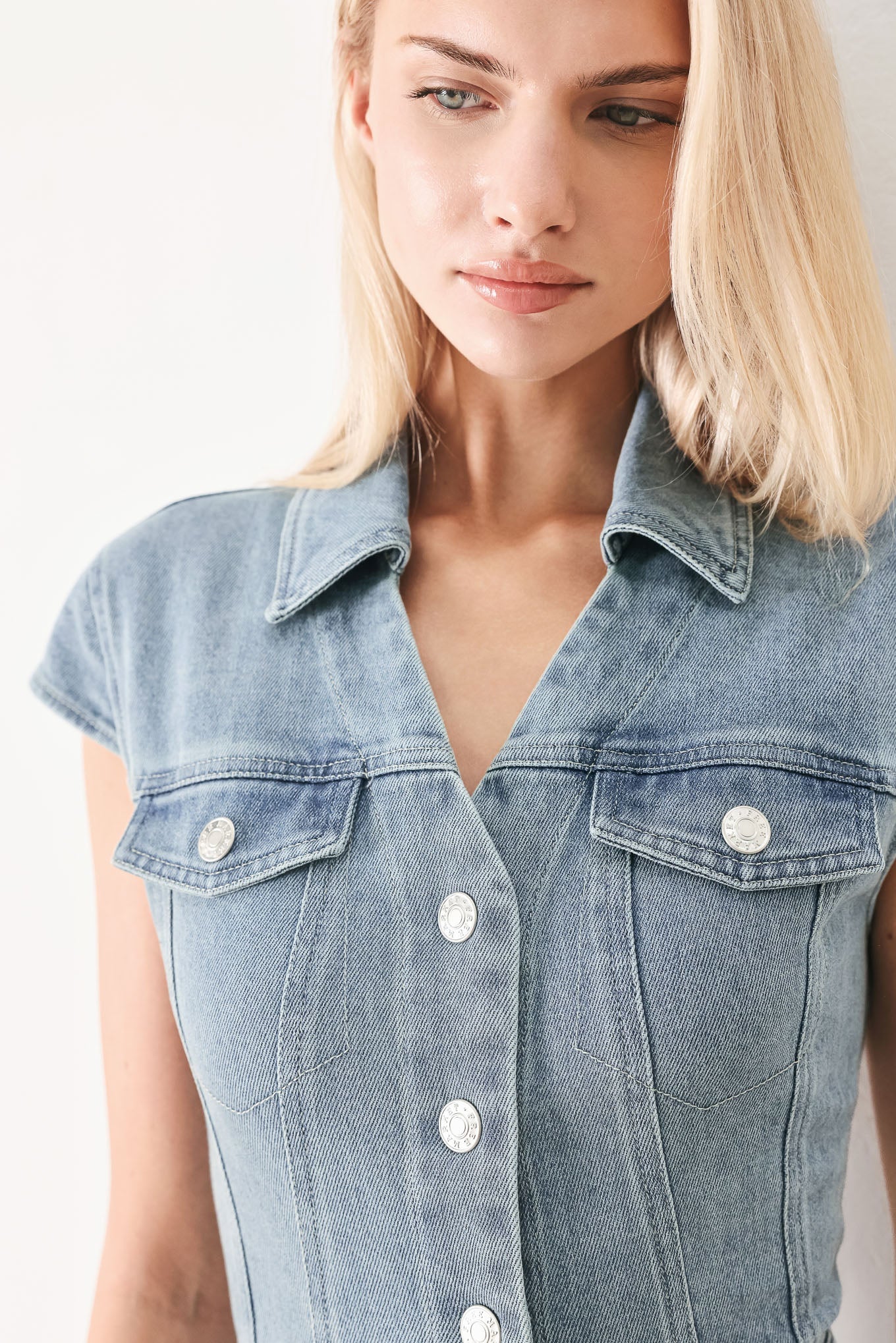 CLASSIC FLOW DENIM MIDI DRESS - Image 4