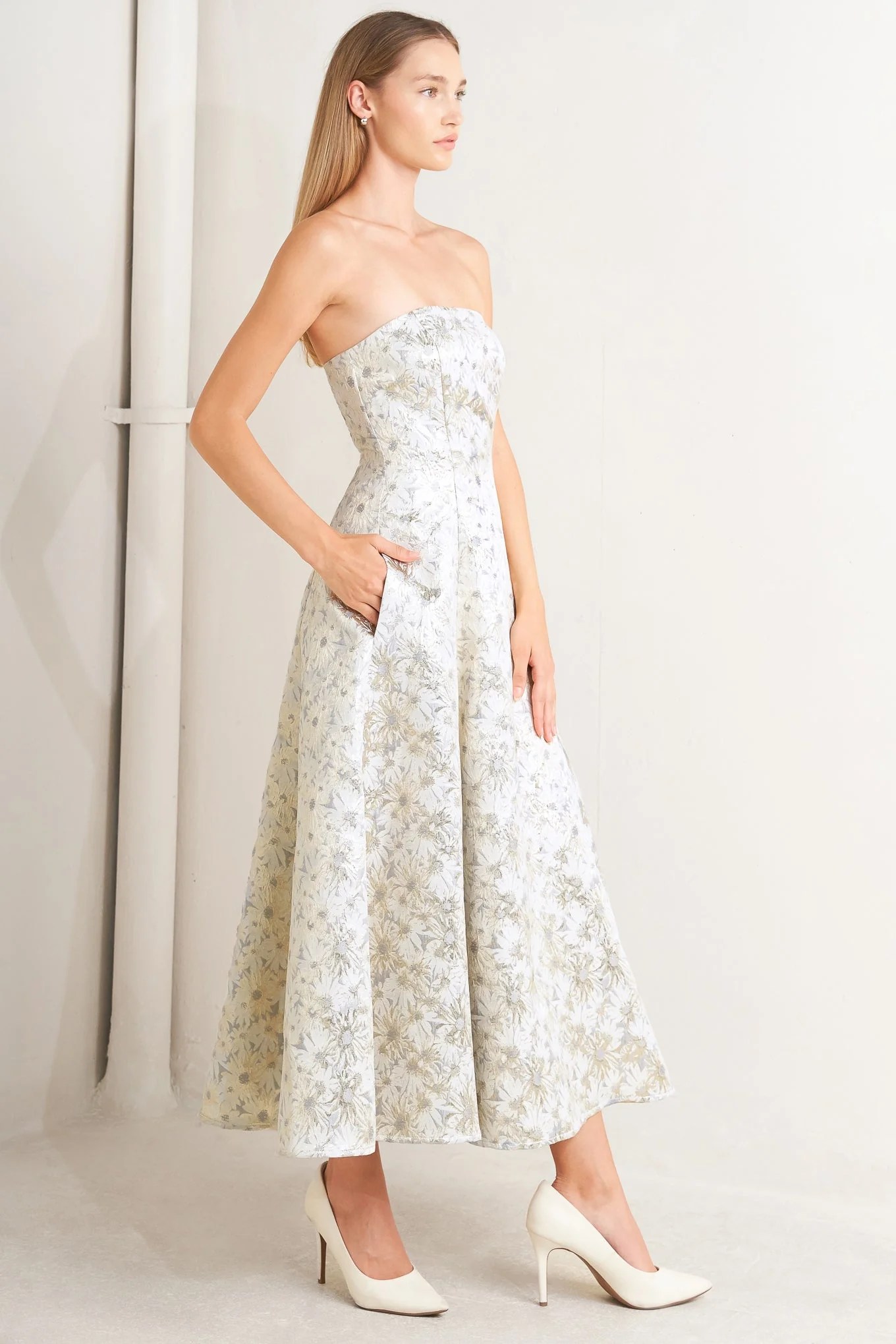 WHITE & GOLD JACQUARD STRAPLESS MIDI DRESS - Image 4