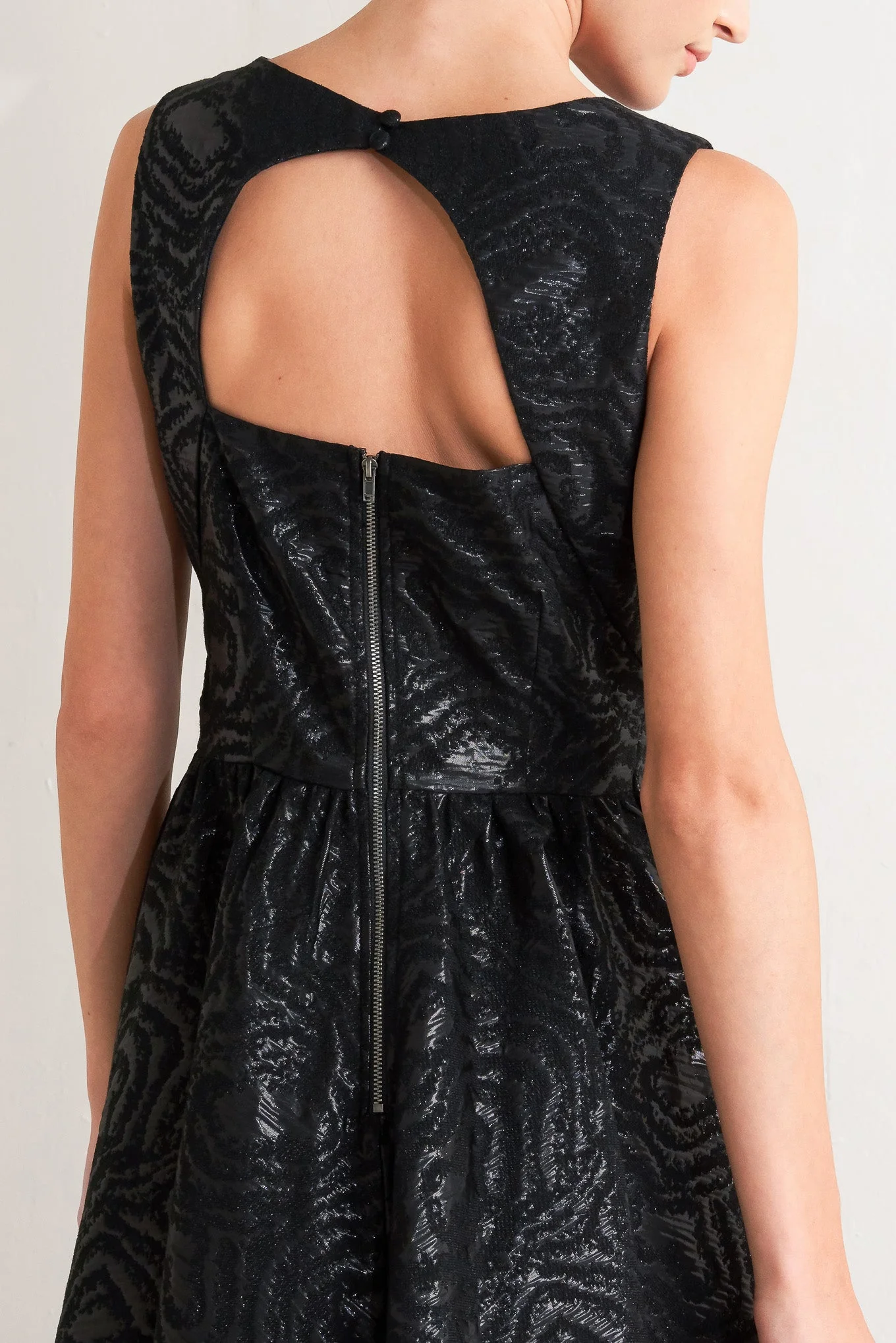 TEXTURED BLACK MIDI DRESS WITH OPEN BACK - Image 3