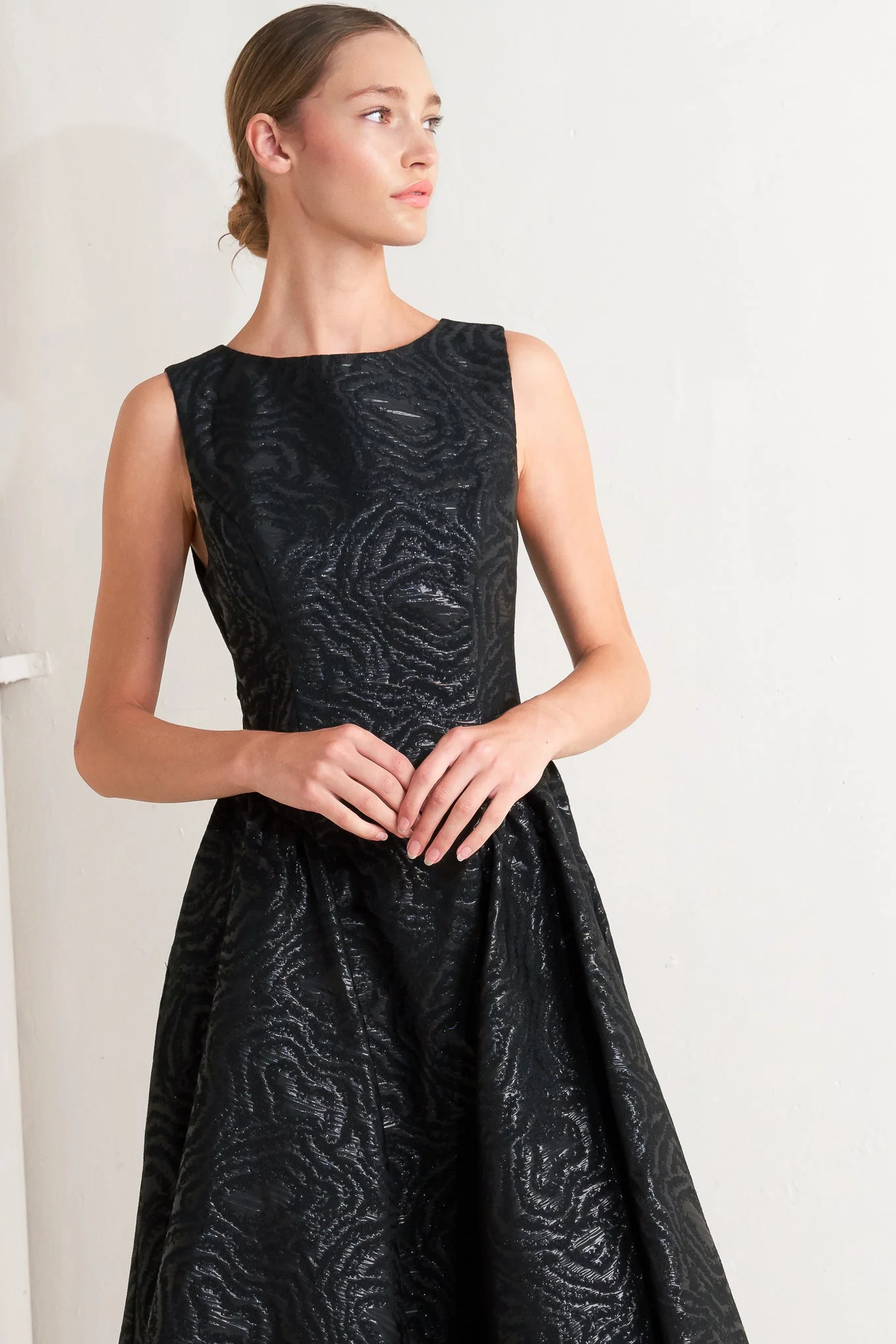 TEXTURED BLACK MIDI DRESS WITH OPEN BACK - Image 4