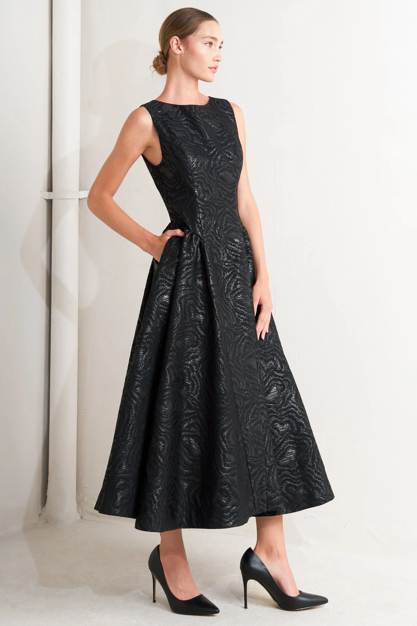 TEXTURED BLACK MIDI DRESS WITH OPEN BACK - Image 7